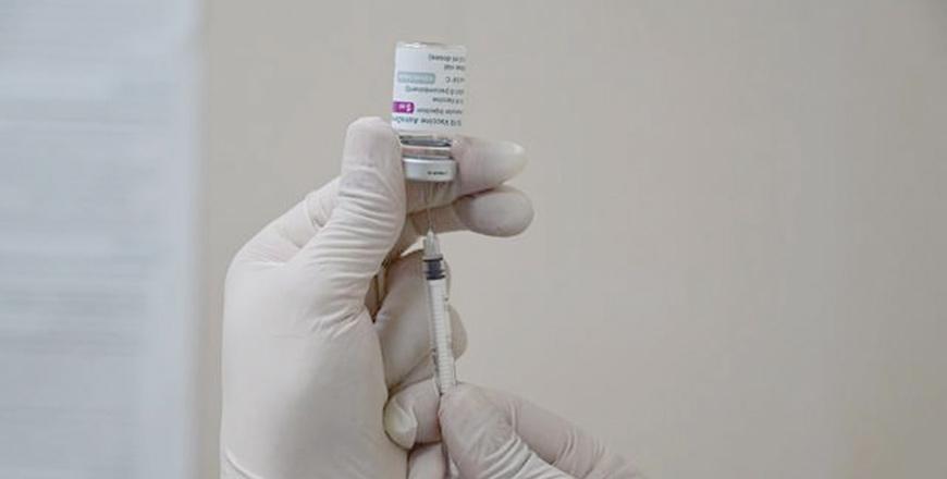 A nurse draws up a dose of AstraZeneca vaccine against COVID-19 in a syringe at a vaccination centre in Prince Hamzeh Hospital in Amman in this recent photo (JT file photo)