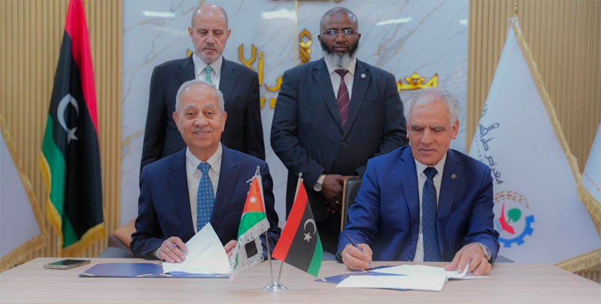 Presidents of the Jordan Chamber of Industry Fathi Jaghbir and Libyan Union of Chambers of Commerce, Industry and Agriculture Mohamed Raeid in Tripoli on Saturday sign agreement to enhance cooperation (Petra photo)