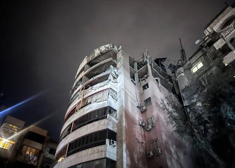 This picture taken early on April 1, 2025 shows a damaged building after an Israeli strike in southern Beirut (AFP photo)