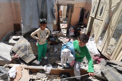 Palestinian children salvage items from the rubble of a house that was destroyed in an Israeli airstrike in Khan Yunis in the southern Gaza Strip on March 31, 2025 (AFP phot)