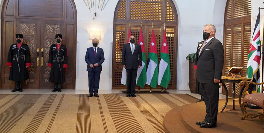 His Majesty King Abdullah swears in the new ministers at Al Husseiniya Palace on Monday (Photo courtesy of Royal Court)