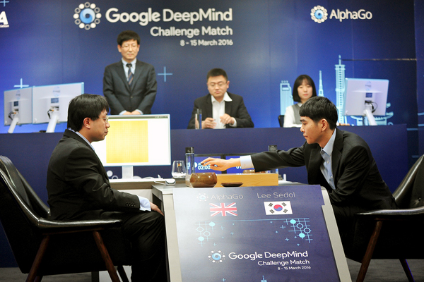 Go player Lee Sedol (right) puts the first stone against Google’s artificial intelligence programme AlphaGo as Google DeepMind’s lead programmer Aja Huang (left) looks on during the Google DeepMind Challenge Match in Seoul, on Wednesday (Reuters photo)