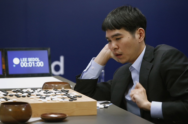  South Korean professional Go player Lee Sedol reviews the match after winning the fourth match of the Google DeepMind Challenge Match against Google’s artificial intelligence programme, AlphaGo, in Seoul on Sunday (AP photo by Lee Jin-man)