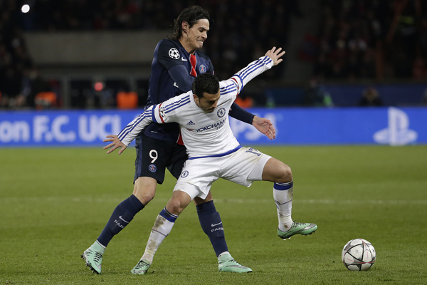 Paris Saint-Germain’s Uruguayan forward Edinson Cavani (left) vies for the ball with Chelsea’s Spanish forward Pedro during their Champions League round of 16 first leg football match in Paris, on Tuesday (AFP photo by Kenzo Tribouillard)