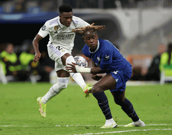 Real Madrid’s forward Vinicius Junior (left) vies with Chelsea’s defender Trevoh Chalobah during their UEFA Champions League quarterfinal first leg match in Madrid on Wednesday (AFP photo by Pierre-Philippe Marcou)