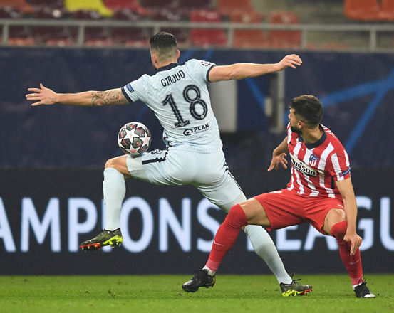 Chelsea’s French striker Olivier Giroud (left) tries to control the ball next to Atletico Madrid’s Brazilian defender Felipe during their UEFA Champions League round of 16 first leg match in Bucharest on Tuesday (AFP photo by Daniel Mihailescu)