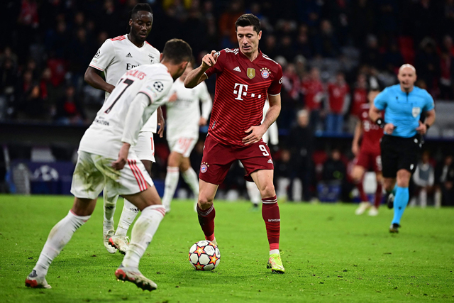 Bayern Munich’s Robert Lewandowski (right) and Benfica’s Diogo Goncalves vie for the ball during their UEFA Champions League group E football in Munich, Germany, on Tuesday  (AFP photo by Tobias Schwarz)