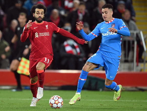 Liverpool's Egyptian midfielder Mohamed Salah is challenged by Atletico Madrid's Uruguayan defender Jose Gimenez (right) during their UEFA Champions League group B match in Liverpool, England, on Wednesday (AFP photo by Oli Scarff)