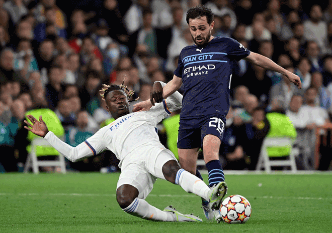 Real Madrid’s Eduardo Camavinga takes on Manchester United’s Bernardo Silva during their Champions League match on April 26, 2022 (AFP photo by Javier Soriano)
