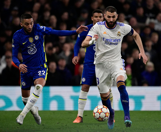 Real Madrid’s Karim Benzema (right) fights for the ball with Chelsea’s Hakim Ziyech during their UEFA Champions League quarter-final first leg match in London on Wednesday (AFP photo by Javier Soriano)