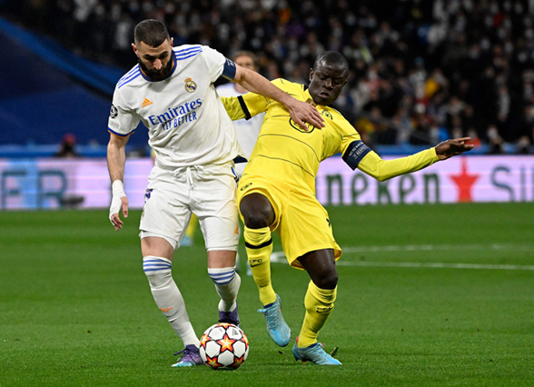 Real Madrid’s French forward Karim Benzema (left) vies with Chelsea’s French midfielder N’Golo Kante during their UEFA Champions League quarter final second leg match in Madrid on on Tuesday  (AFP photo by Pierre-Philippe Marcou)
