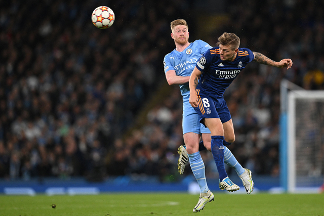 Manchester City’s Kevin De Bruyne (left) fights for the ball with Real Madrid’s Toni Kroos during their UEFA Champions League semifinal first leg match in Manchester on Tuesday  (AFP photo by Paul Ellis)