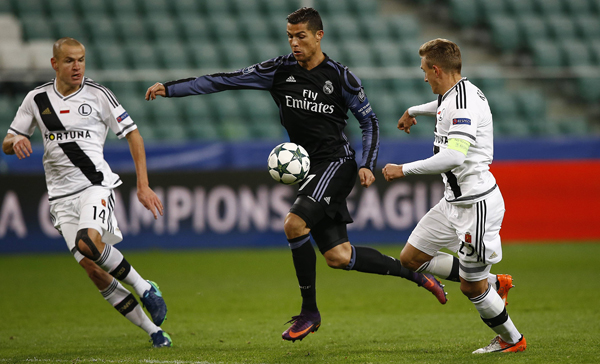 Madrid’s Cristiano Ronaldo (middle) and Warsaw’s Michal Kopczynski and Adam Hlousek in action during their Champions League match in Warsaw on Wednesday (Reuters photo by Kacper Pempel)