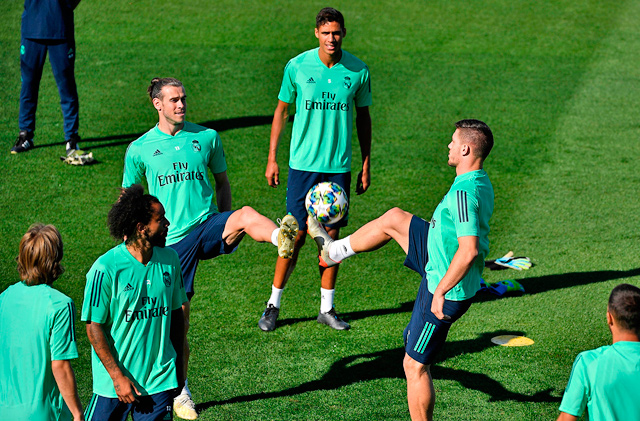 Real Madrid’s Welsh forward Gareth Bale (left) and teammate Serbian forward Luka Jovic attend a training session in the outskirts of Madrid, on Monday, on the eve of the UEFA Champions league Group A football match against Club Brugge  (AFP photo by Pierre-Philippe Marcou)