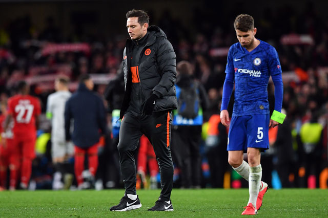 Chelsea’s English head coach Frank Lampard and Italian midfielder Jorginho (right) react to their defeat on the pitch after the UEFA Champion’s League round of 16 first leg against Bayern Munich in London on Wednesday (AFP photo by Ben Stansall)