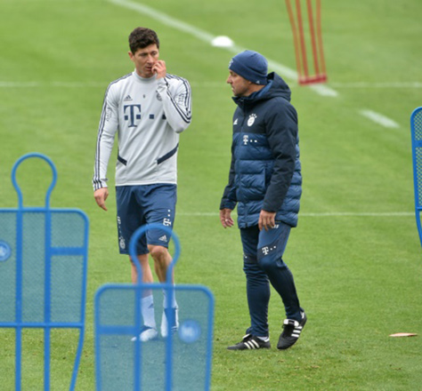 Bayern Munich manager Hansi Flick (right) and striker Robert Lewandowski in training  (AFP photo)