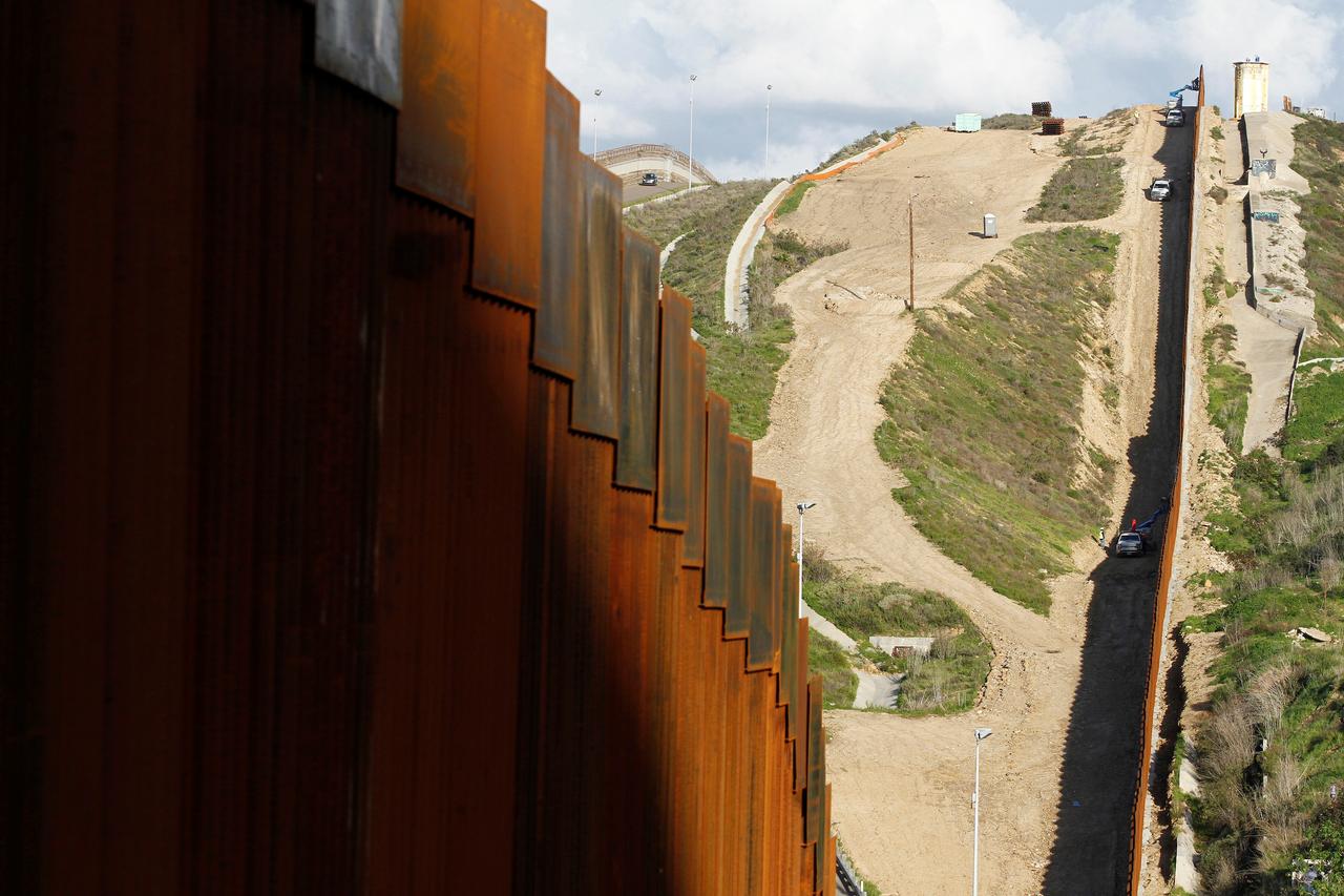Construction workers in the U.S. work on a new section of the border fence as seen from Tijuana, Mexico February 18, 2019 (Reuters photo)