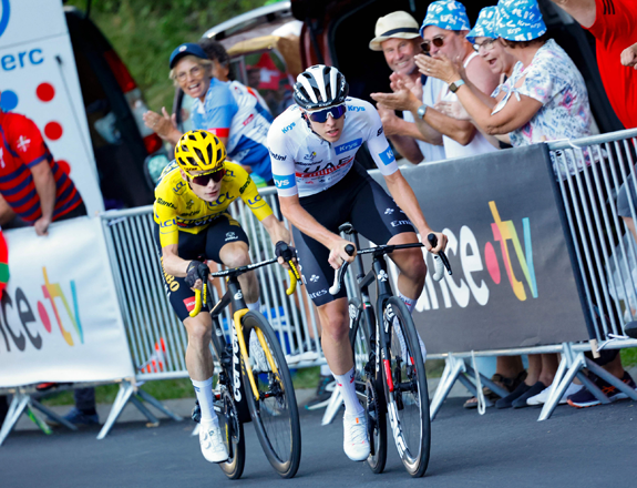 UAE Team Emirates’ Tadej Pogacar (right) rides ahead of Jumbo-Visma’s Jonas Vingegaard in the final ascent of Saint-Gervais-les-Bains in the French Alps of the 15th stage of the Tour de France on Sunday (AFP photo by Etienne Garnier)