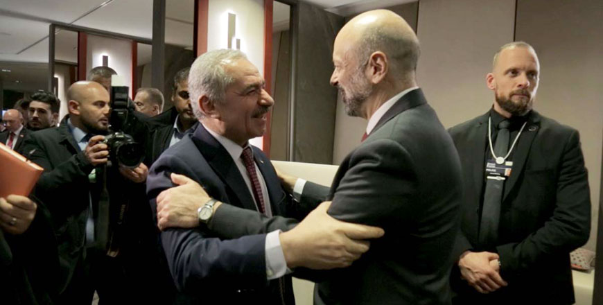 Prime Minister Omar Razzaz meets Palestinian Prime Minister Mohammad Shtayyeh on the sidelines of the World Economic Forum in Davos on Wednesday (Petra photo)