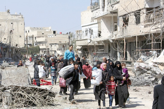 Syrian civilians evacuate from southern part of Eastern Ghouta, March 17 (AFP photo)