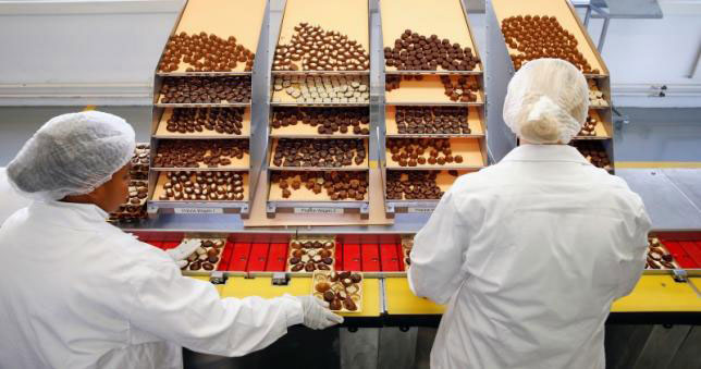 Employees of Swiss chocolate maker Lindt & Spruengli control the packaging of pralines at the company's plant in Kilchberg, Switzerland, September 24, 2015 (Reuters photo)