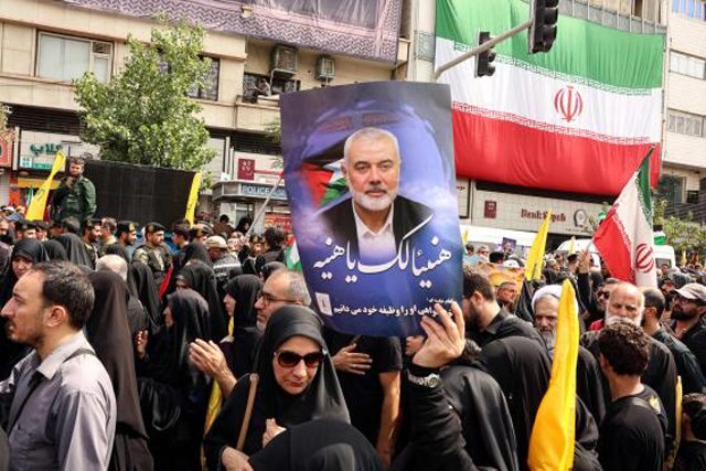 Iranians hold up a portrait of Hamas leader Ismail Haniyeh at his funeral in Tehran on August 1, 2024  (AFP photo)