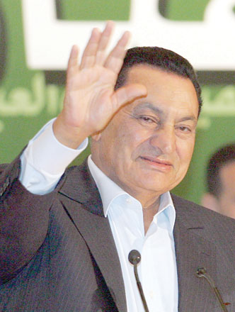 This file photo taken on September 3, 2005 shows Egyptian president and National Democratic Party candidate for the upcoming presidential election, Hosni Mubarak, waving to supporters at a rally in Alexandria (AFP photo)