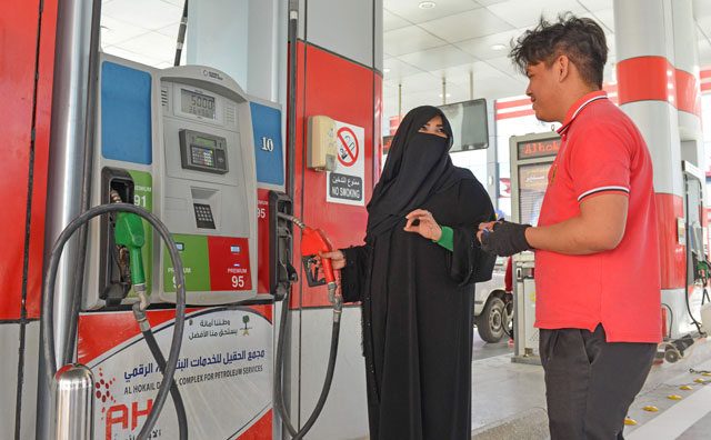 This photo taken on February 20 shows Saudi gas station supervisor Mervat Bukhari (left) talking to a worker at her workplace in Khobar, 400 km east of Riyadh (AFP photo)