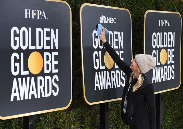 Workers and staff prepare the red carpet area for Sunday’s the 76th Golden Globe Awards, at the Beverly Hilton hotel in Beverly Hills, California, on January 5, 2019 (AFP photo by Mark Ralston)