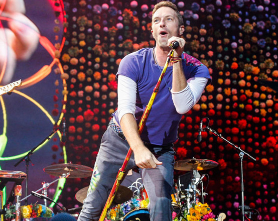  Chris Martin from Coldplay performs at The Stade de France Arena in Paris, July 15, 2017 (AFP photo by Geoffroy Van Der Hasselt)
