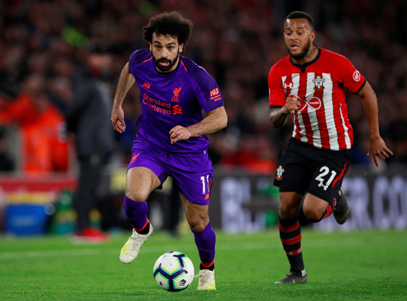  Liverpool’s Mohamed Salah in action against Southampton’s Ryan Bertrand during their English Premier League match in Southampton on Friday (Reuters photo by Andrew Couldridge)