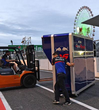Toro Rosso F1 team mechanics remove pit wall control desk to prepare the typhoon Hagibis approaching after the Friday session of the Formula One Japanese Grand Prix at Suzuka on Friday (AFP photo by Toshifumi Kitamura)