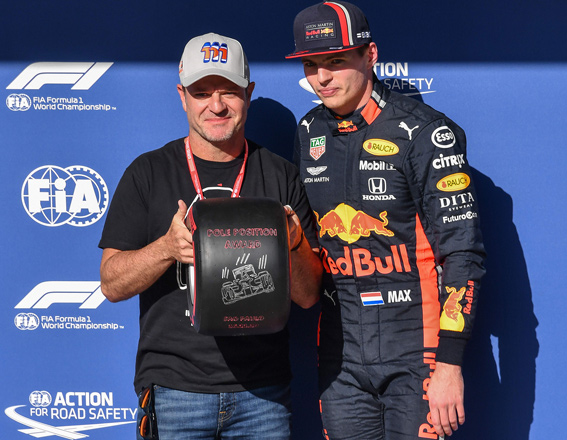 Red Bull’s Dutch driver Max Verstappen (right) receives the pole position award from Brazilian former driver Rubens Barrichello, after taking pole position for the Brazil Grand Prix at the Interlagos racetrack in Sao Paulo, Brazil, on Saturday (AFP photo by Nelson Almeida)