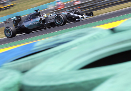 Mercedes Formula One driver Lewis Hamilton of Britain drives during the qualifying session of the Hungarian F1 Grand Prix at the Hungaroring circuit, near Budapest, on Saturday (Reuters photo by Laszlo Balogh)