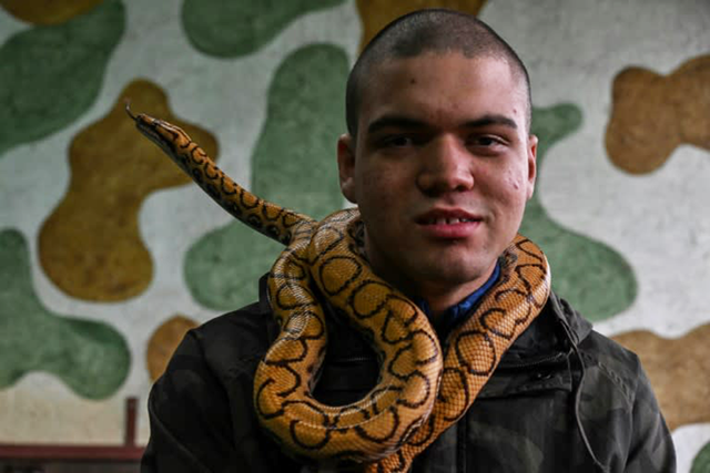 David de Oliveira Gomes, who has autism, attends therapy sessions with reptiles at a clinic in Sao Paulo, Brazil (AFP photo by Nelson Almeida)