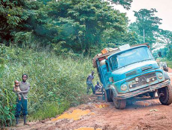  A truck stuck in mud on the road from the town of Zongo to the Mole refugee camp in DR Congo’s northwestern Equateur province (AFP file photo)