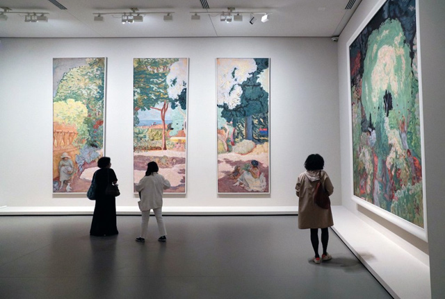 Visitors look at paintings by French painter Pierre Bonnard during a press visit of the exhibition ‘The Morozov Collection — Modern art icons’ at the Fondation Louis Vuitton in Paris on September 15 (AFP photo)