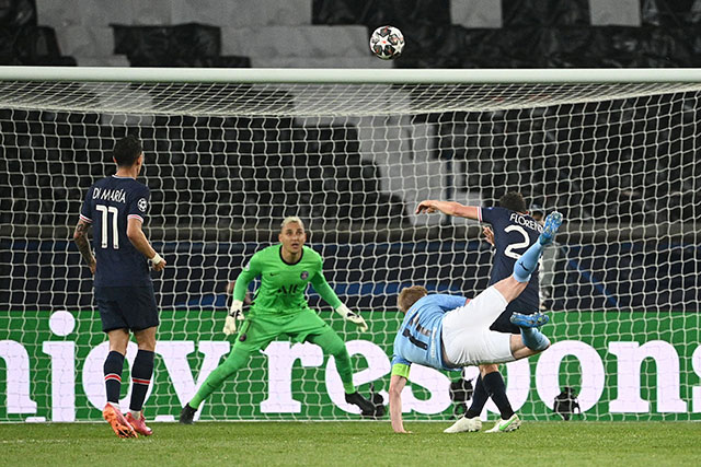 Manchester City's Belgian midfielder Kevin De Bruyne shoots on goal against Paris Saint-Germain during their UEFA Champions League first leg semifinal match in Paris on Wednesday (AFP photo by Anne-Christine Poujoulat)