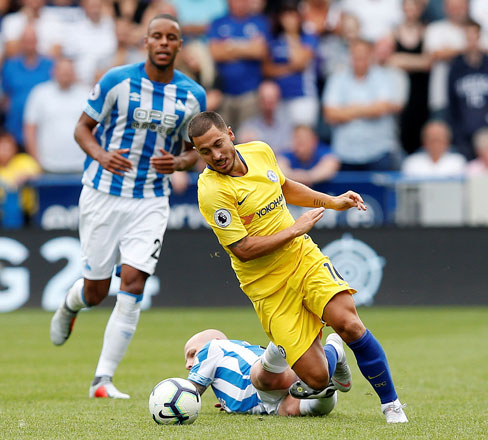 Chelsea’s Eden Hazard (right) in action against Huddersfield Town’s Aaron Mooy (centre) during their English Premier League match in Huddersfield, Britain, on Saturday (Reuters photo by Andrew Yates)