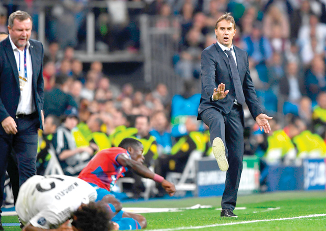 Real Madrid’s Spanish coach Julen Lopetegui (right) gestures as Real Madrid’s Brazilian defender Marcelo lies on the field after getting injured against Viktoria Plzen during their UEFA Champions League group G match  in Madrid on October 23 (AFP photo by Gabriel Bouys)