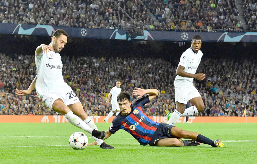 Barcelona’s Pedri (right) vies with Inter Milan’s Hakan Calhanoglu during their UEFA Champions League 1st round, Group C, match in Barcelona on Wednesday (AFP photo by Pau Barrena)