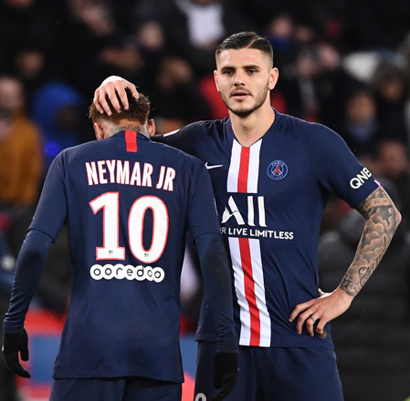 Paris Saint-Germain’s Argentine forward Mauro Icardi (right) comforts Paris Saint-Germain’s Brazilian forward Neymar as he leaves the pitch during the French L1 football match against Lille in Paris on Friday (AFP photo by Franck Fife)