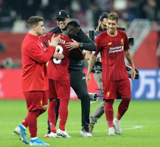 Liverpool’s German manager Jurgen Klopp (centre-right) embraces Liverpool’s Guinean midfielder Naby Keita (centre-left) following their 2019 FIFA Club World Cup semifinal football match against Mexico’s Monterrey in Doha on December 18, 2019 (AFP photo by Karim Jaafar)
