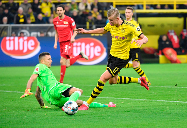  Dortmund’s forward Erling Braut Haaland (right) and Union’s goalkeeper Rafal Gikiewicz vie for the ball during their German first division Bundesliga match in Dortmund on Saturday  (AFP photo by Ina Fassbender)