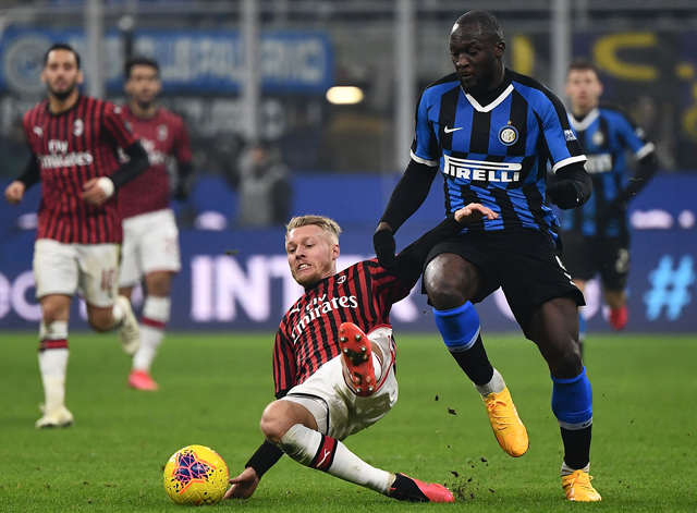 AC Milan’s defender Simon Kjaer from Denmark (left) fights for the ball with Inter Milan’s forward Romelu Lukaku from Belgium during their Italian Serie A match on Sunday in Milan  (AFP photo by Marco Bertorello)