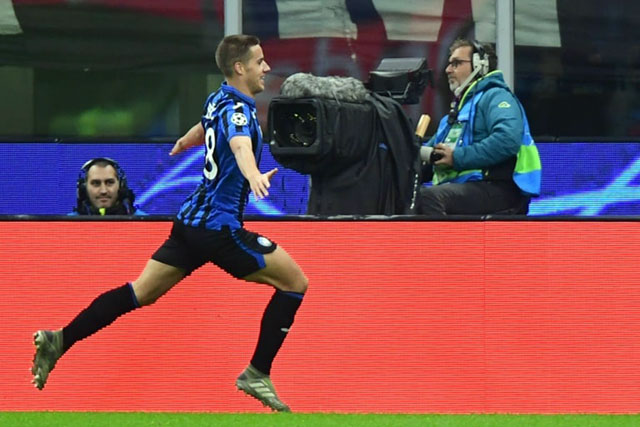 Mario Pasalic of Atalanta celebrates a goal against Roma during their Seria A match in Bergamo, Italy, on Saturday (AFP photo)