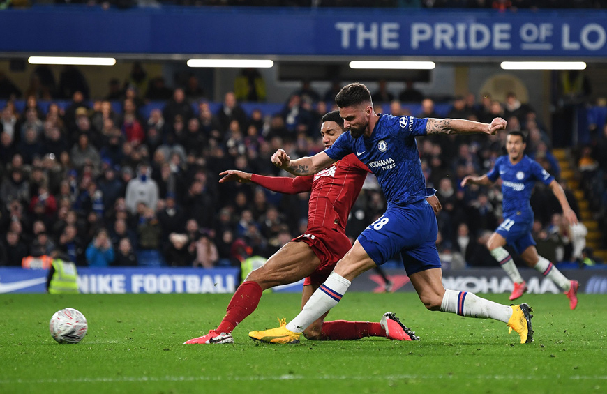 Chelsea’s French striker Olivier Giroud (centre) shoots but fails to score during their English FA Cup fifth round football match against Liverpool in London on Tuesday  (AFP photo by Daniel Leal-Olivas)