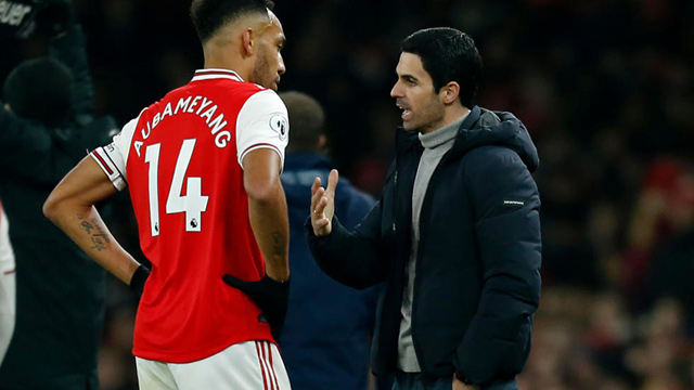 Arsenal boss Mikel Arteta (right) speaks with player Pierre-Emerick Aubameyang   (AFP photo by Ian Kington)