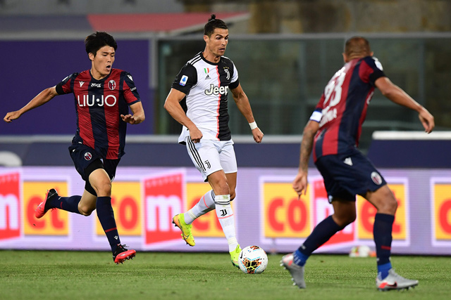 Juventus’ Portuguese forward Cristiano Ronaldo (centre) outruns Bologna’s Japanese defender Takehiro Tomiyasu during their Italian Serie A football match in Bologna on Monday (AFP photo by Miguel Medina)