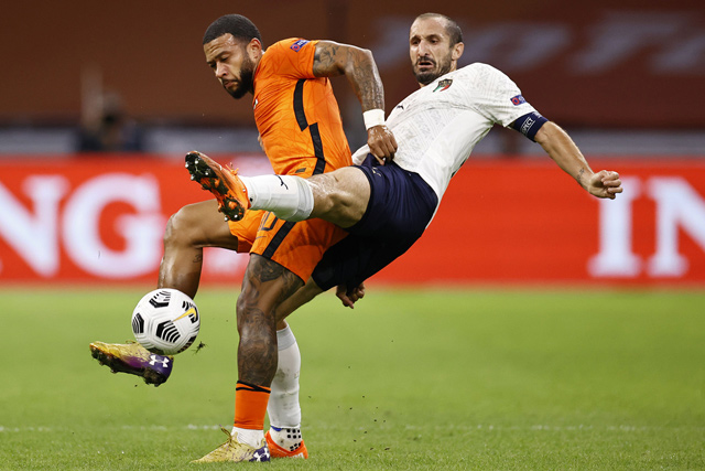 Netherlands’ forward Memphis Depay (left) and Italy’s defender Giorgio Chiellini fight for the ball during their UEFA Nations League Group A football match in Amsterdam on Monday (AFP photo by Maurice van Steen)